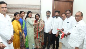 GHMC mayor Gadwal Vijayalakshmi joins congress, boosts party in Telangana