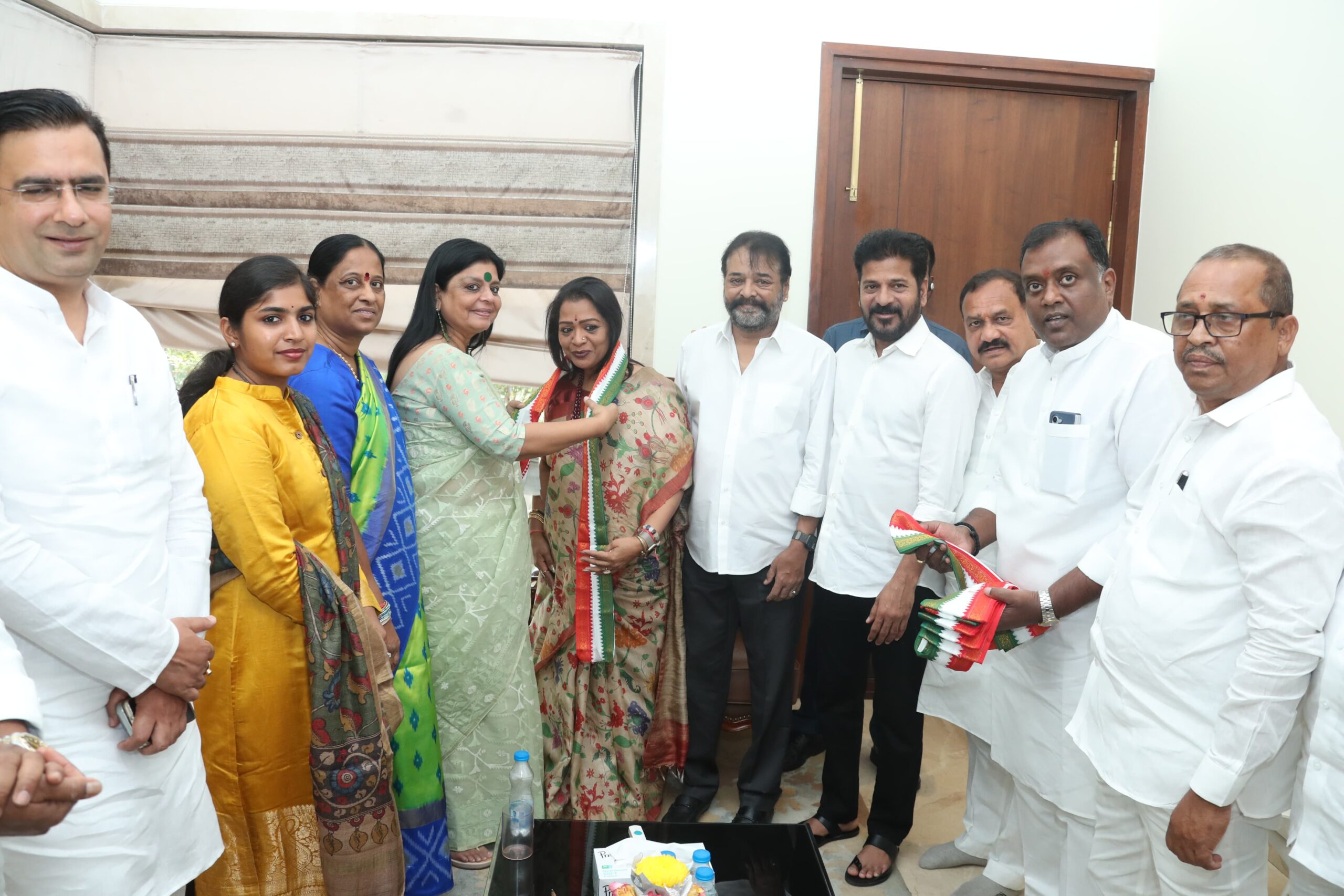 Gadwal Vijayalakshmi Joins Congress