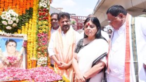 Telangana CM pays tribute to Rajiv Gandhi on his death anniversary