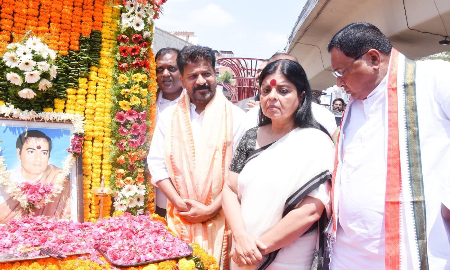 Telangana Cm Pays Tribute To Rajiv Gandhi On His Death Anniversary