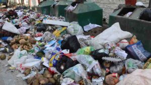 Garbage pile near government office raises sanitation concerns at Rajendra Nagar Circle