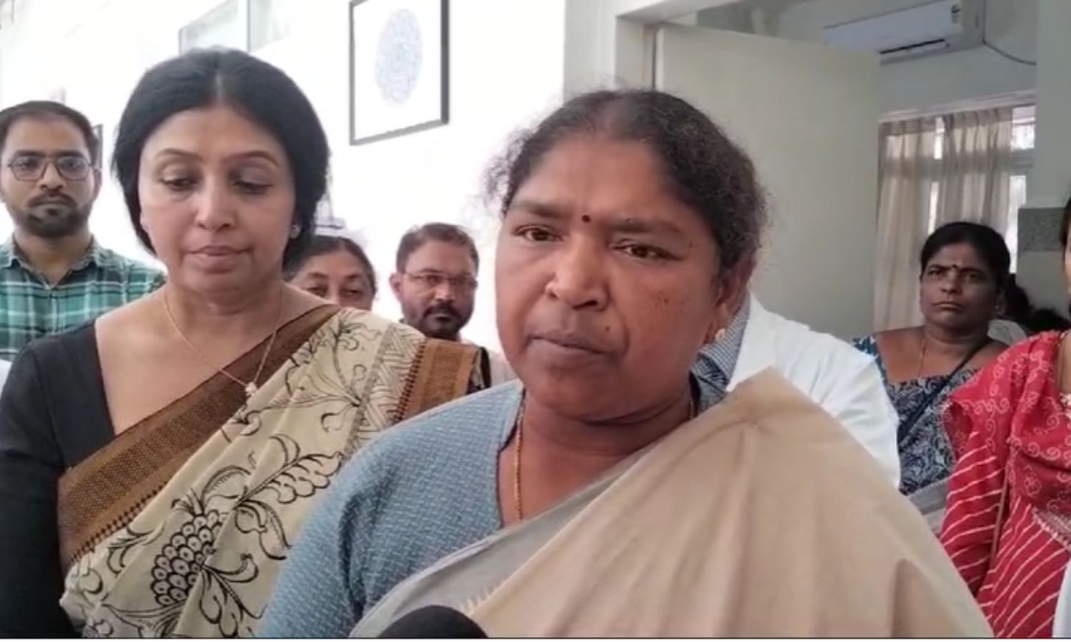 Seethakka Visits Molachinthalapalli Victim